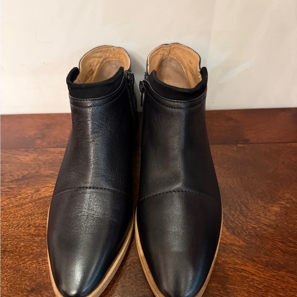 Avellini womens Black Leather Ankle Booties, inner side zip,size 38(8), Gorg!